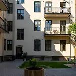 Lokka I Penthouse With Private Rooftop I 2 Bedrooms & 1 Bathroom *