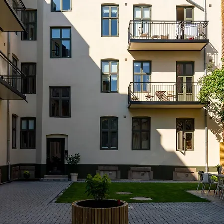 Lokka I Penthouse With Private Rooftop I 2 Bedrooms & 1 Bathroom *