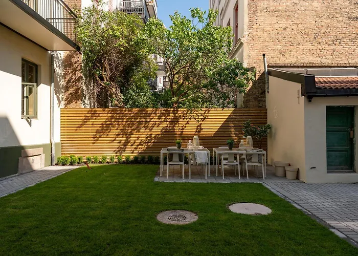 Lokka I Penthouse With Private Rooftop I 2 Bedrooms & 1 Bathroom *