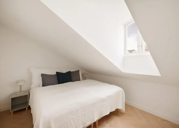 Lokka I Penthouse With Private Rooftop I 2 Bedrooms & 1 Bathroom Apartment *